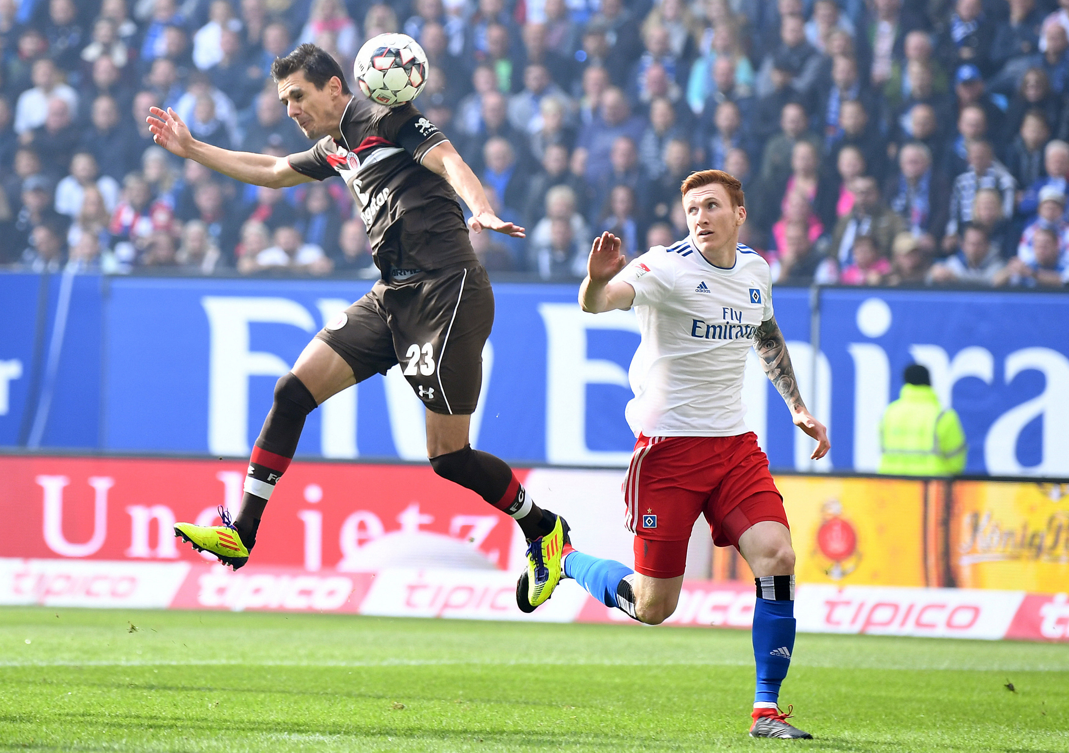 Johannes Flum escapes his marker on seven minutes, but his header is gathered by Julian Pollersbeck in the HSV goal.