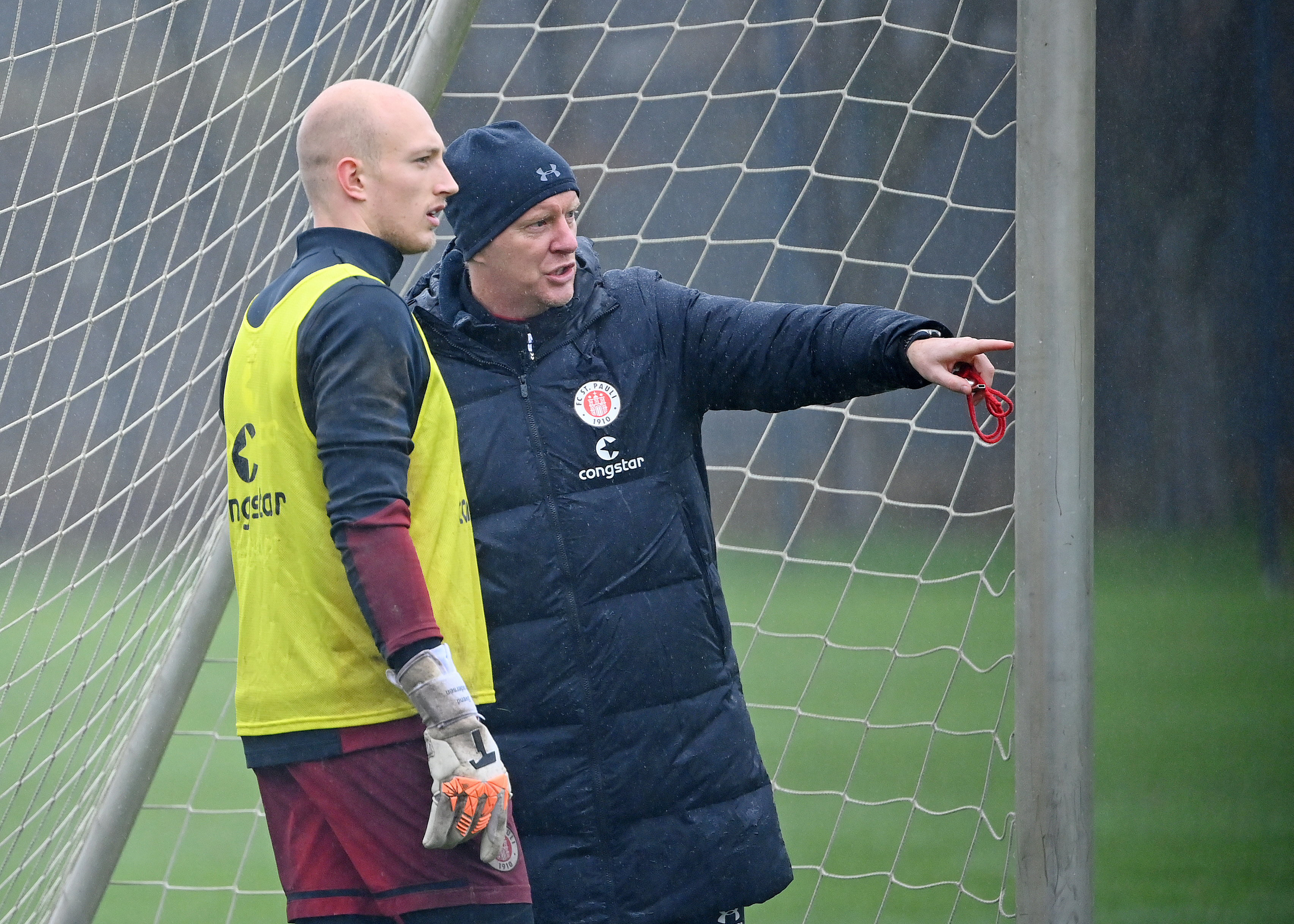 Head coach Timo Schultz in conversation with goalkeeper Svend Brodersen.