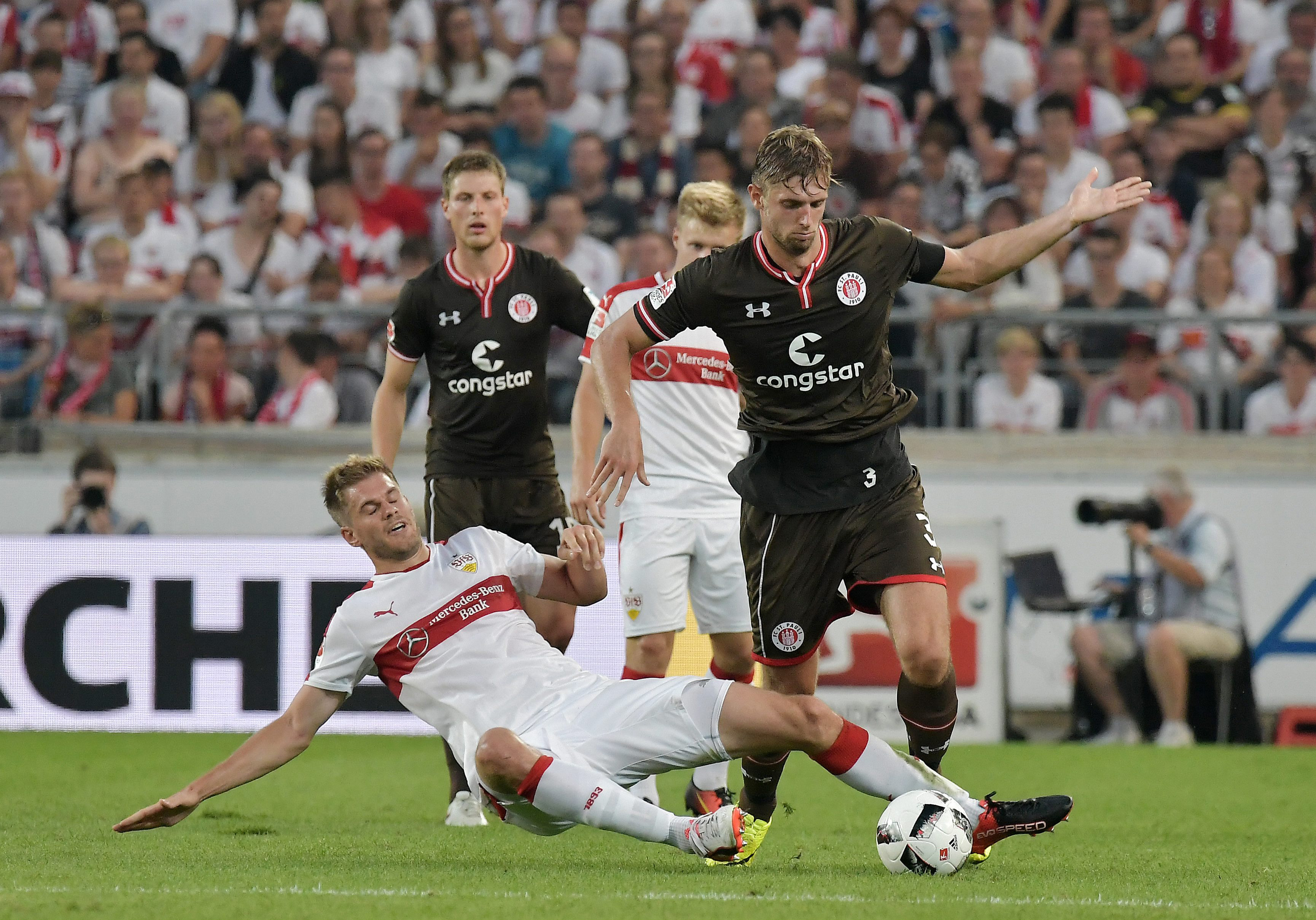 Am 1. Spieltag unterlagen die Kiezkicker, hier mit Lasse Sobiech im Duell mit Simon Terodde, dem VfB Stuttgart nach eigener Führung noch mit 1:2.