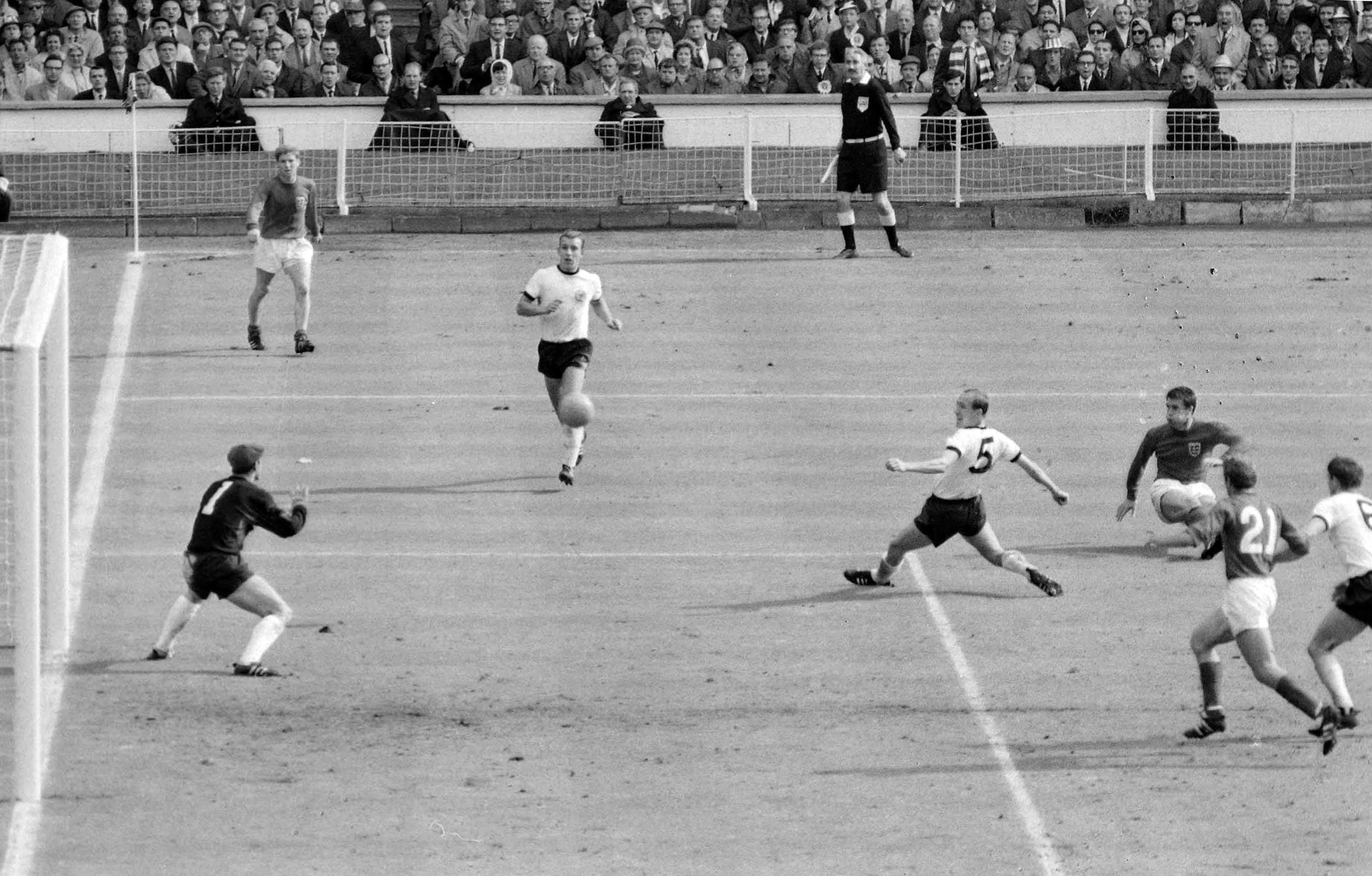 WM-Finale 1966: Stokes ehemaliger Stürmer Geoff Hurst (2.v.re.) hat gerade abgezogen, Sekundenbruchteile später ist der Ball "drin" - die Geburtsstunde des "Wembley-Tores".