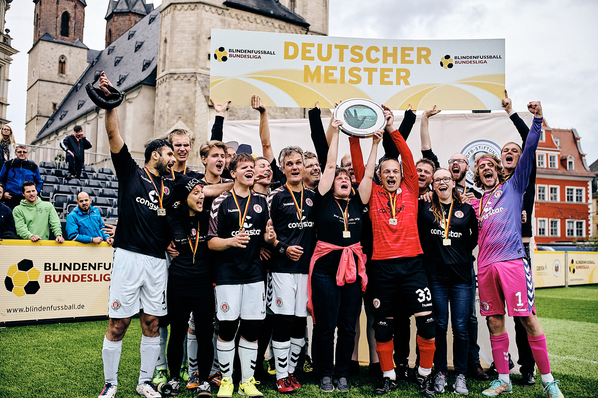 9. September 2017: Unsere Blindenfußballer feiern in Halle (Saale) den Gewinn der Deutschen Meisterschaft.