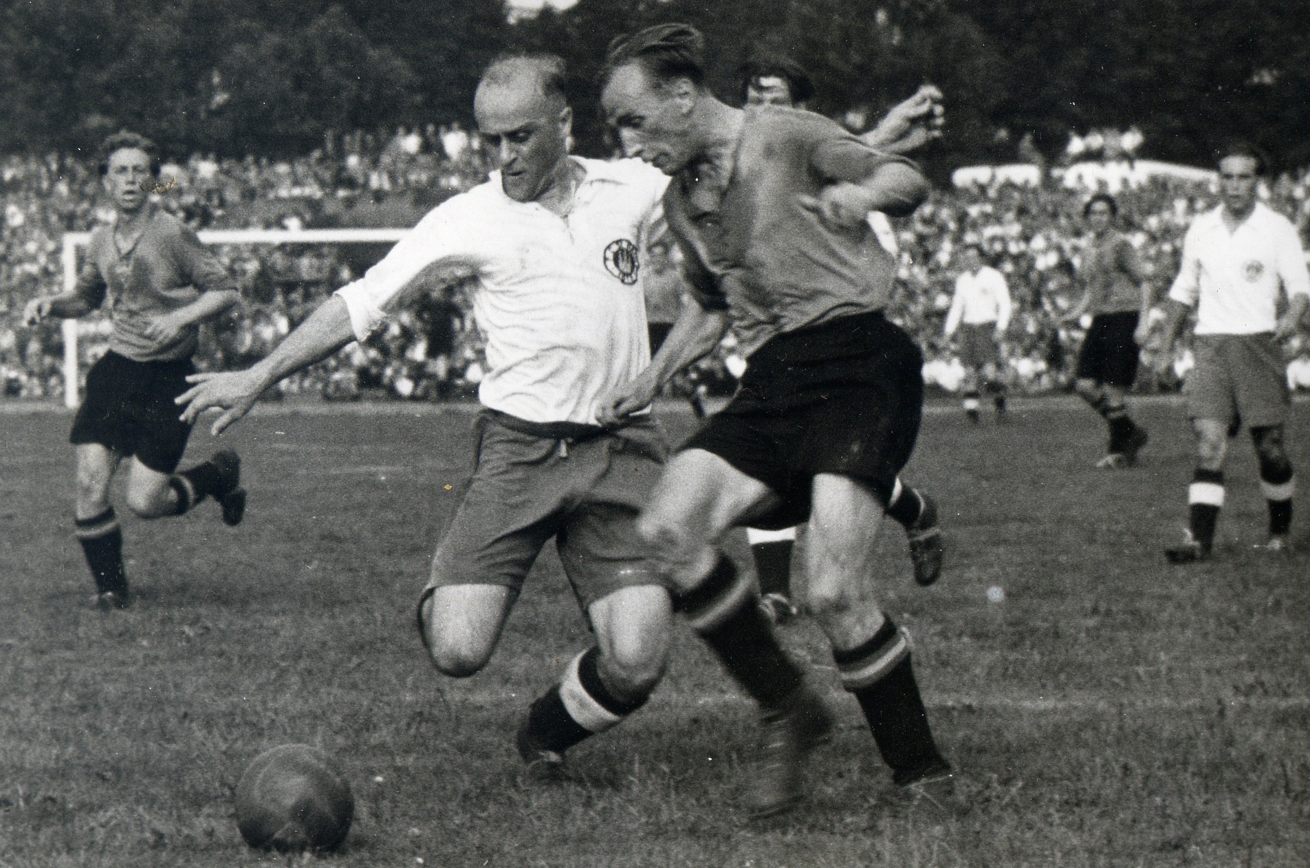 Hänschen Appel im Zweikampf während des Halbfinales 1948. Am rechten Bildrand: Harald Stender.