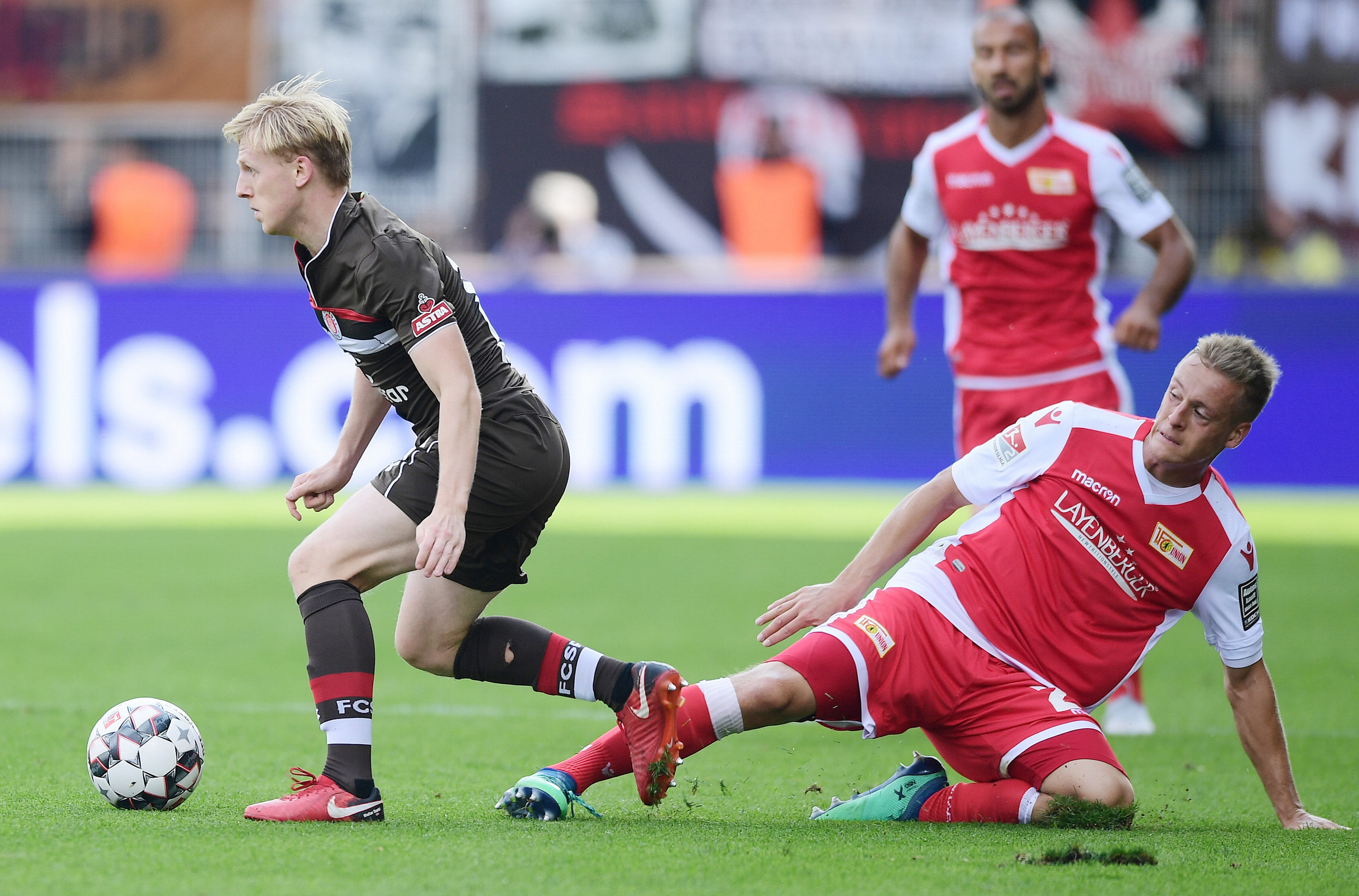 The Boys in Brown controlled the proceedings early on. Here, Mats Møller Dæhli evades a challenge from Union's Felix Kroos.