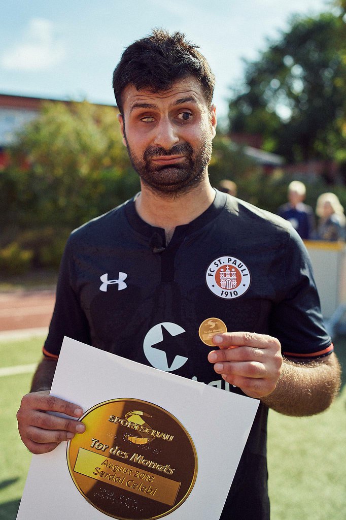 Serdal Celebi mit der Medaille für das Tor des Monats August - Foto: Stefan Groenveld