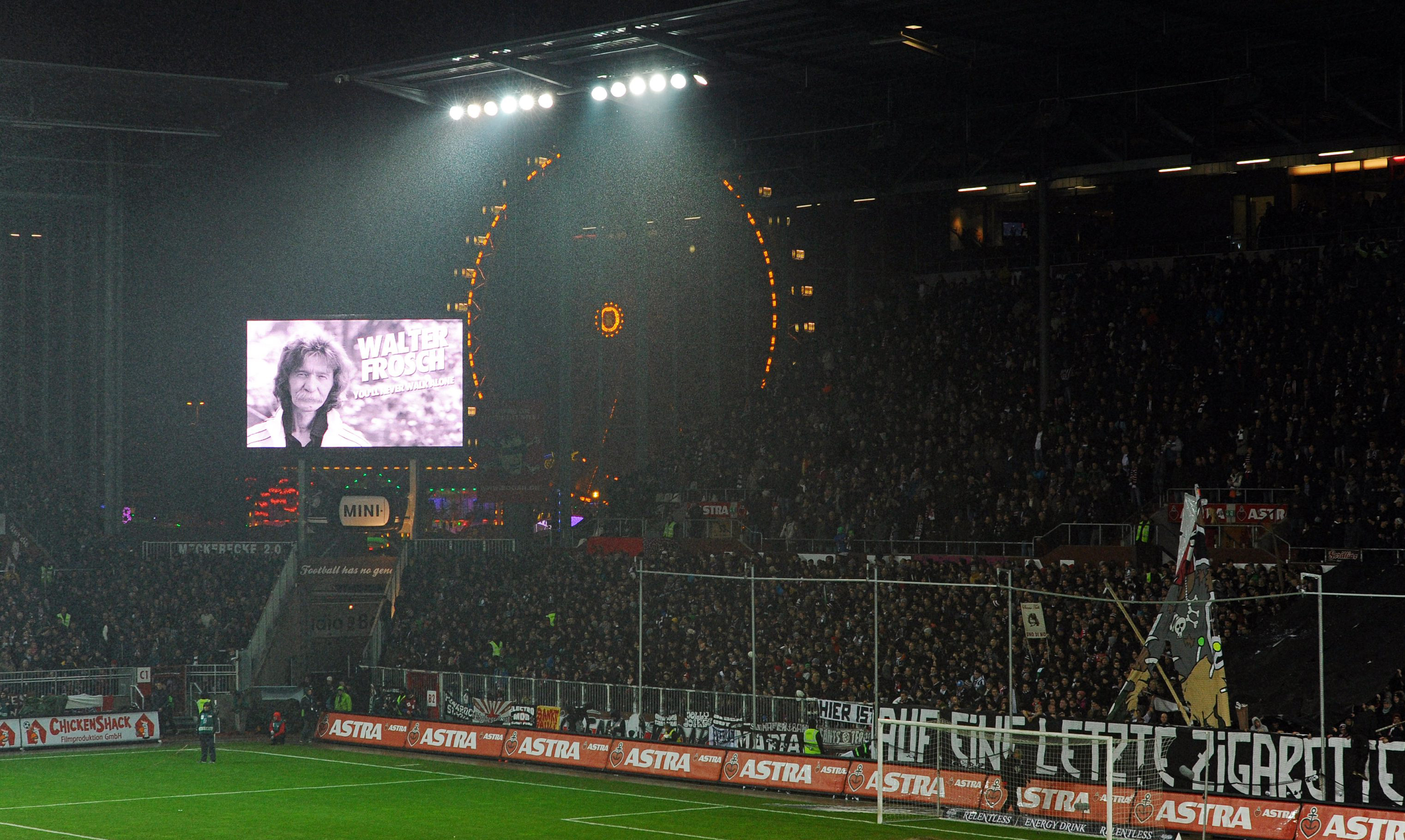 29. November 2013: Vor dem Heimspiel gegen den 1. FC Köln gedachten Fans und Spieler Walter Frosch mit einer Gedenminute (Foto: Witters)