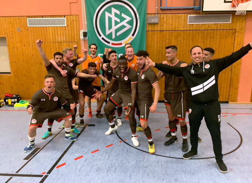 Unsere Futsaler bejubeln den deutlichen Hinspielsieg gegen Idar-Oberstein.