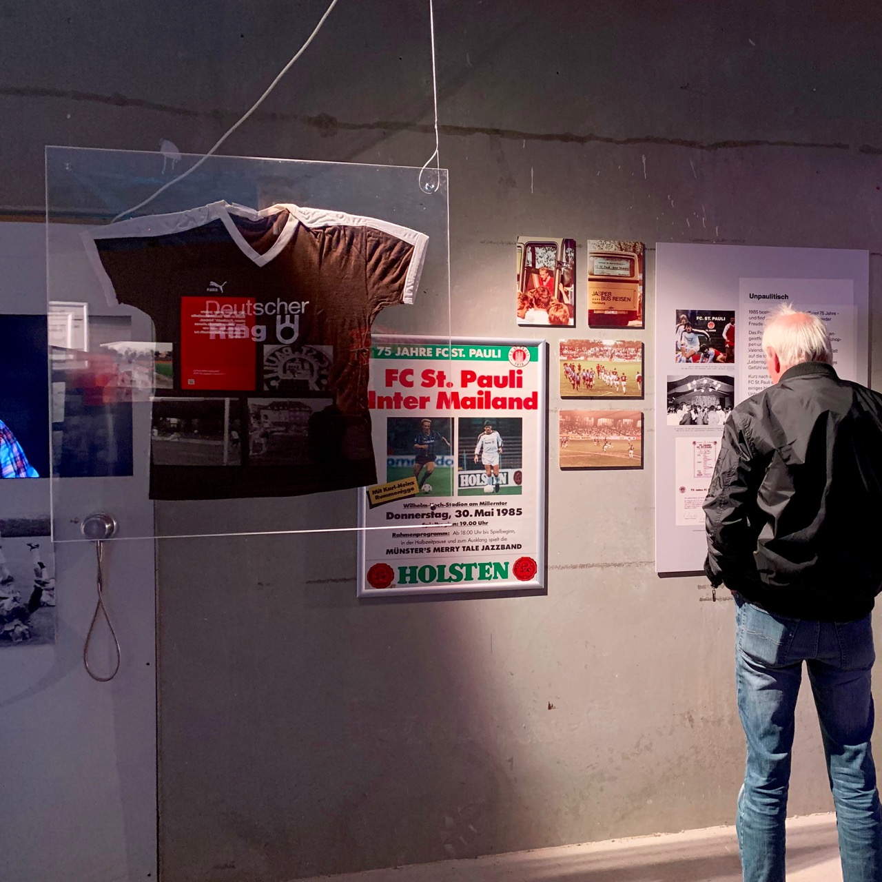 In der KIEZBEBEN-Ausstellung sind viele Erinnerungen an das Mailand-Spiel zu sehen – u.a. das Originalplakat, seltene Fotos und Trikots aus einer Zeit, in der der FC St. Pauli noch nicht „Kult“ war.