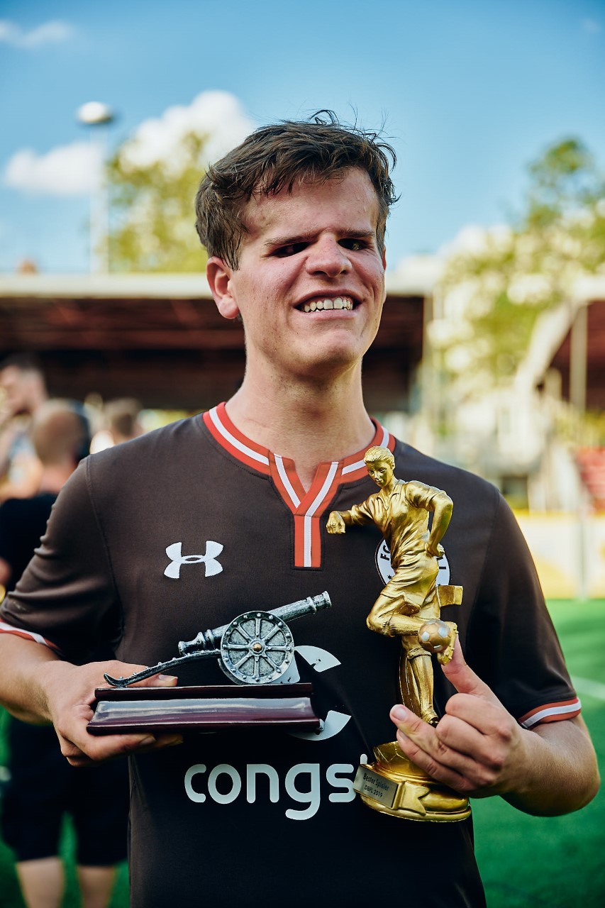 Da kehrte das Lächeln zurück: Jonathan Tönsing schnappte sich die Torjägerkanone und wurde als Bester Spieler der Saison ausgezeichnet.