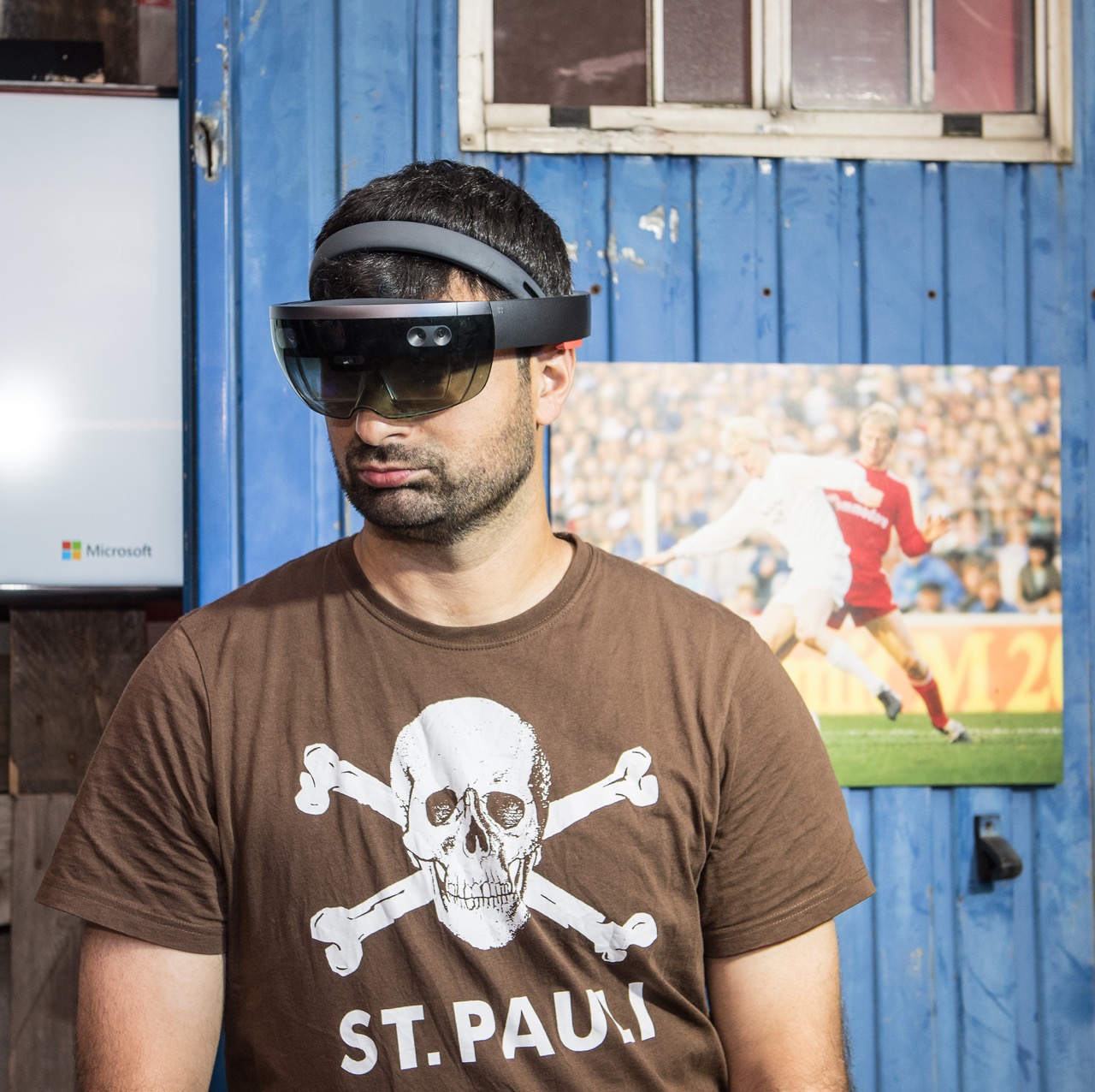 Blindenfußballer Serdal Celebi beim „Blindspotter MR“-Test im FC St. Pauli-Museum.