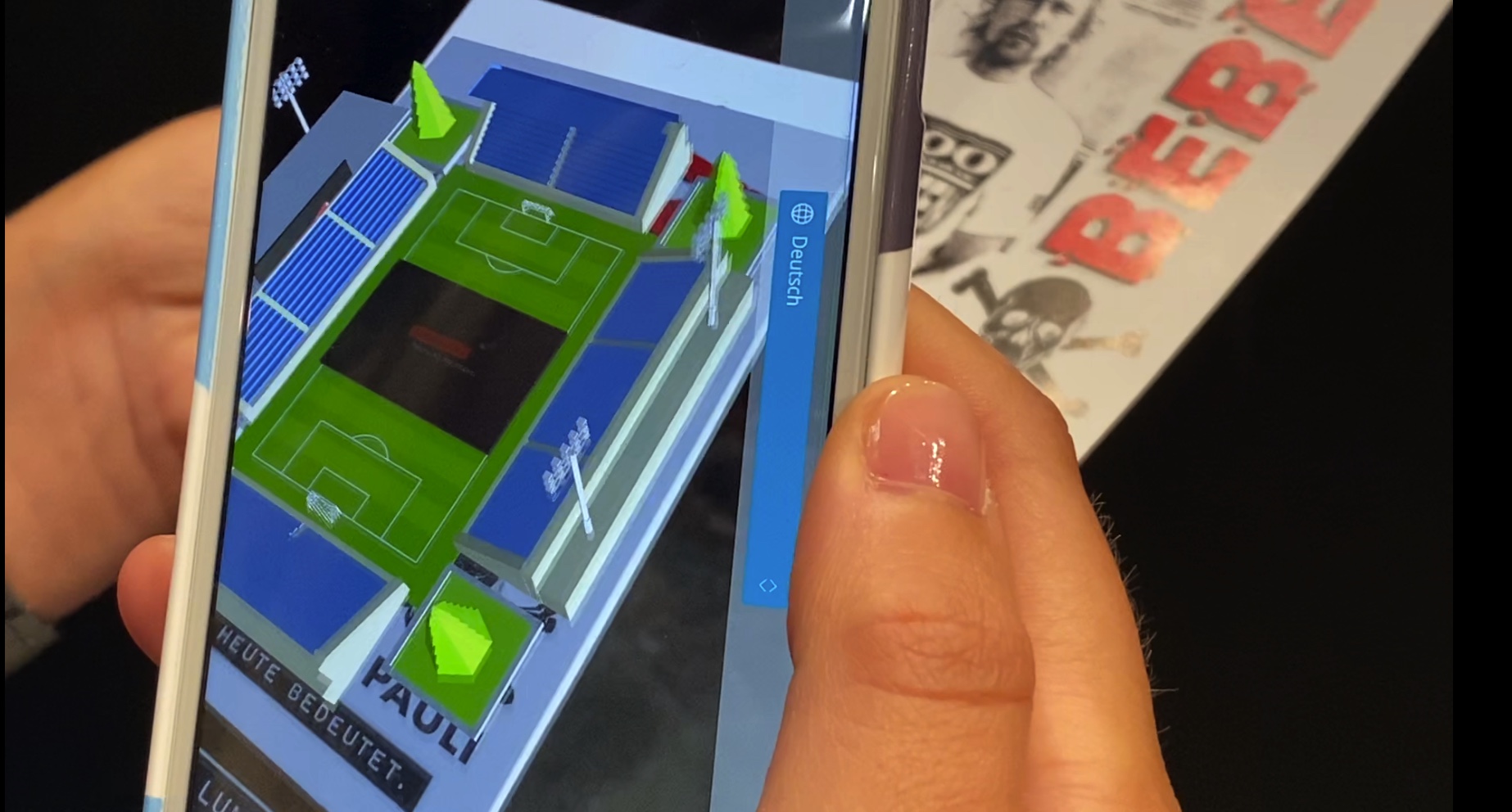 „Augmented“ bzw. „Extended Reality“ im Einsatz: der KIEZBEBEN-Flyer wird auf dem Smartphone-Screen um virtuelle Elemente erweitert.