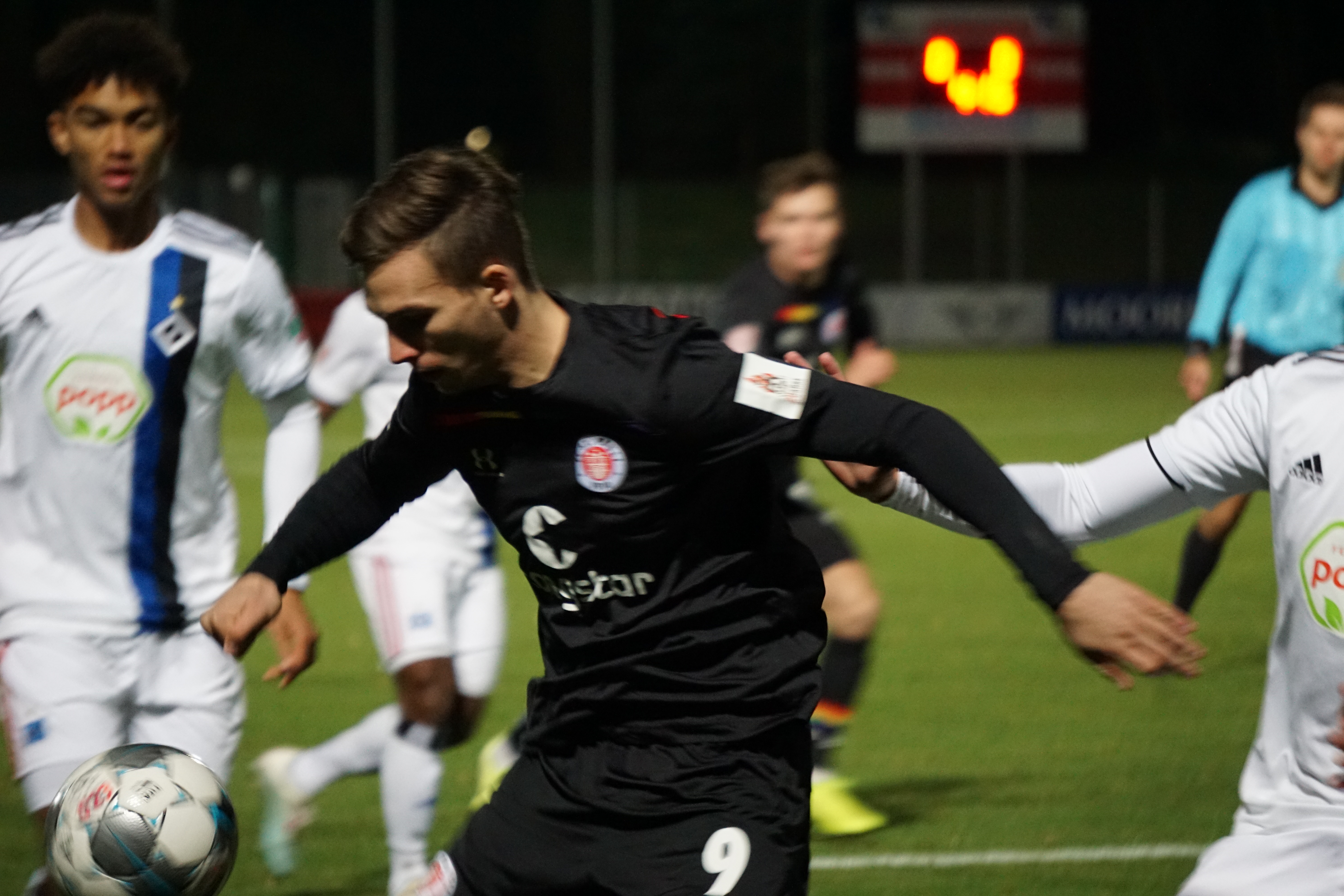 Am Ende stand es 1:1-Unentschieden im Hinspiel: Robin Meißner umzingelt von drei HSV-Spielern.