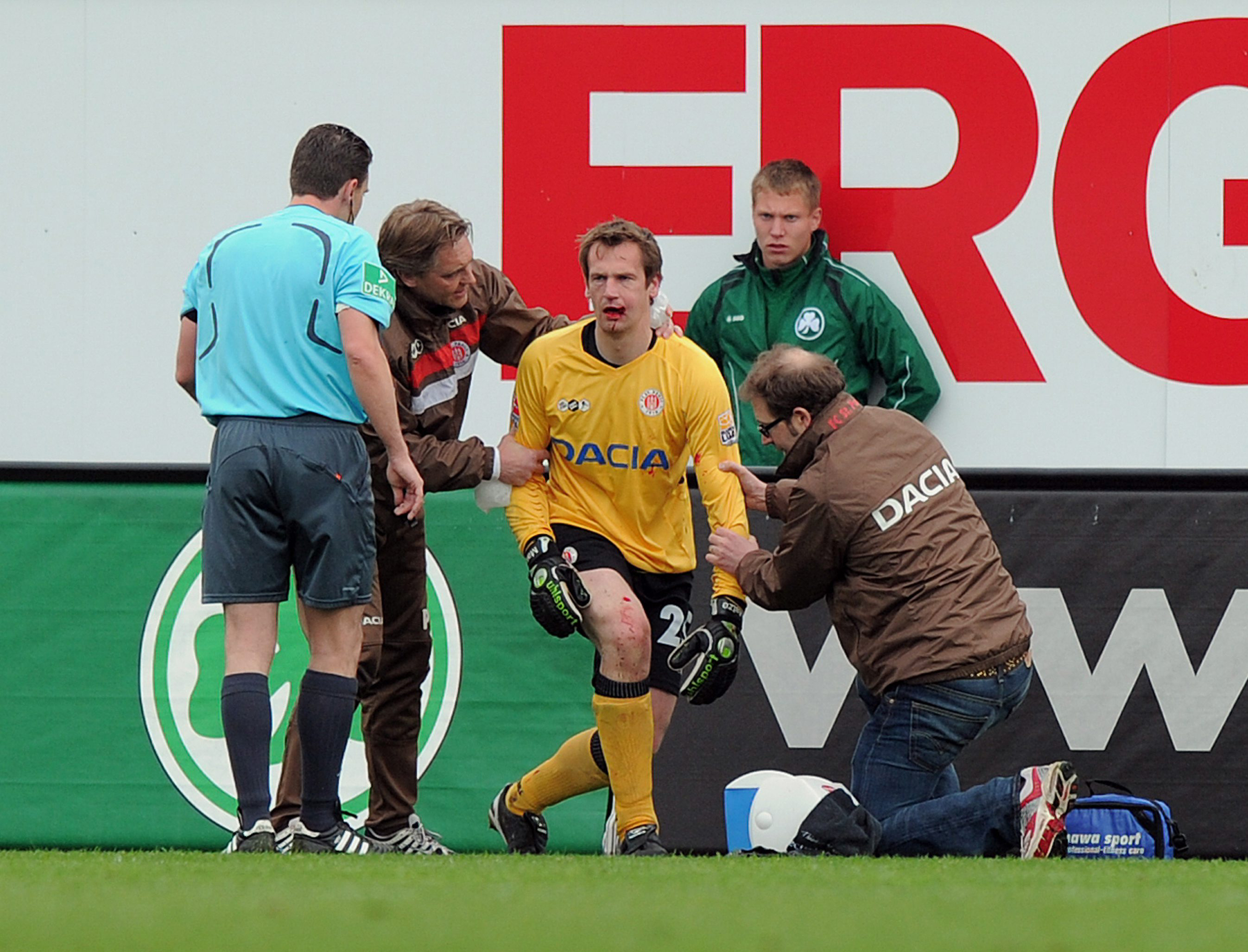 Mathias Hain muss nach einem Zusammenprall mit Fürths Stephan Fürstner verletzungsbedingt ausgewechselt werden.