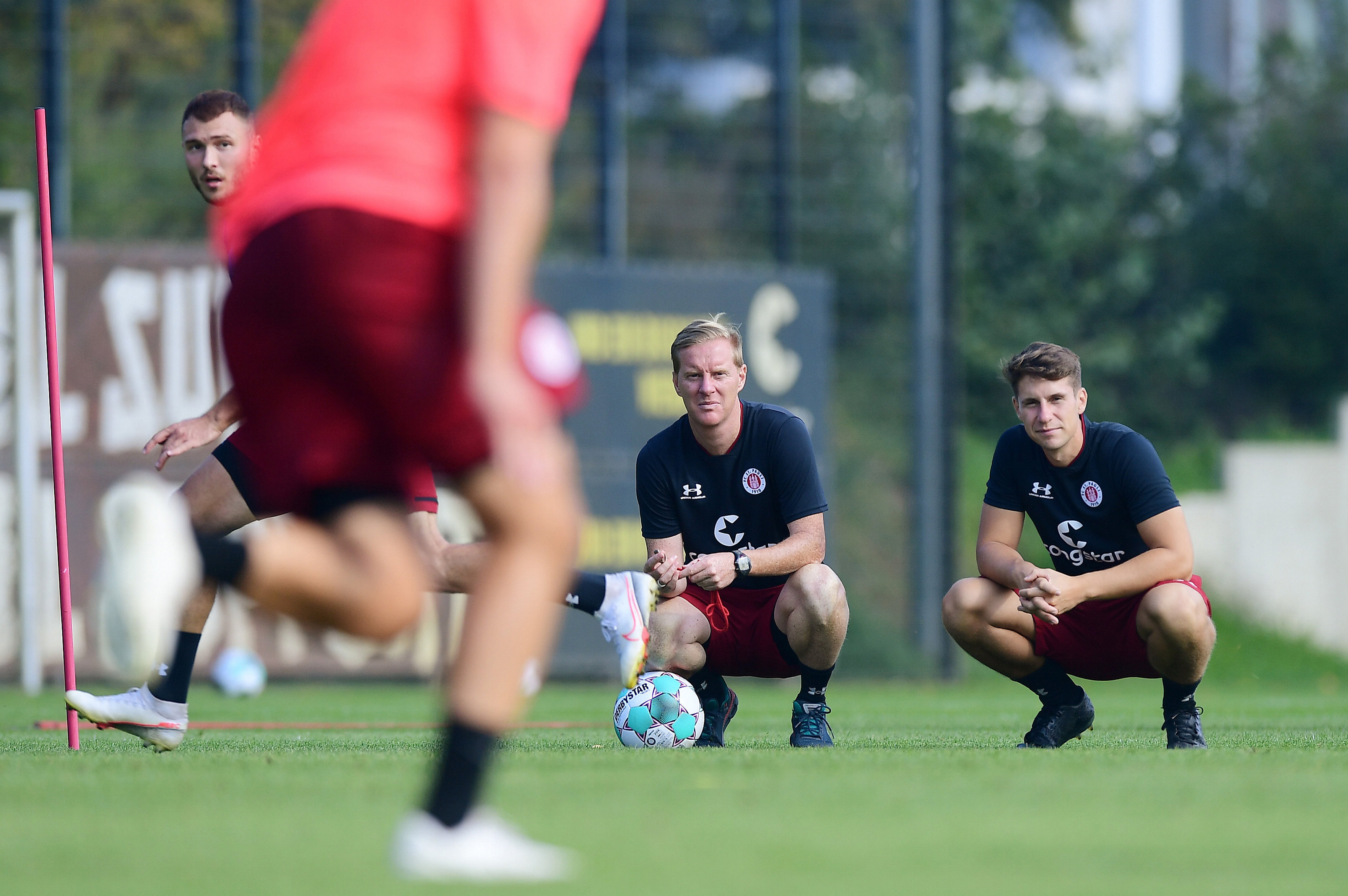 Cheftrainer Timo Schultz und Co-Trainer Loïc Favé sehen beim Training genau hin.